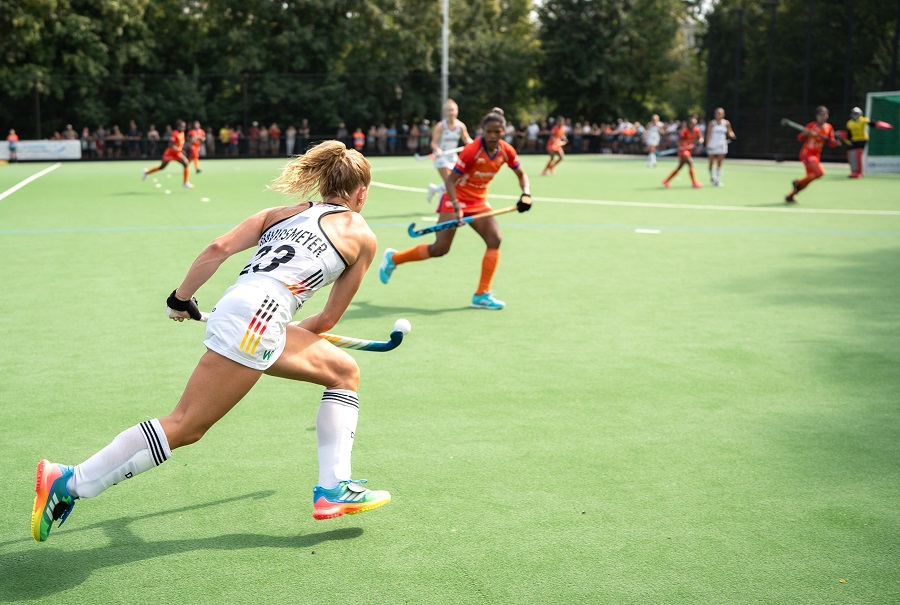 Ihre Generalprobe auf die am 15. August beginnende Weltmeisterschaft in Belgien und den Niederlanden bestritt die deutsche Damen-Nationalmannschaft Ende Juli in Heilbronn. Die beiden inoffiziellen Testspiele gewannen die DHB-Damen mit 3:0 und 1:0. Gemäß des neuen WM-Turniermodus könnten beide Teams erst im Halbfinale (oder in einer Platzierungsrunde) aufeinandertreffen. Foto: L.Boysen