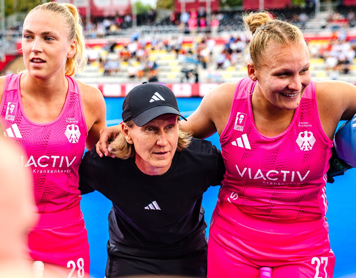 Janneke Schopman (Mitte; mit Jette Fleschütz, links, und Stine Kurz, rechts, während der Weltmeisterschaft in Wavre) nahm sich im Hockey-Podcast "Viertelpause" eine Stunde lang Zeit, ihre Sicht der Dinge darzulegen. Zum Ende der WM wurde die Niederländerin nach knapp zwei Jahren Amtszeit von der sportlichen Führung des Deutschen Hockey-Bundes von ihren Aufgaben entbunden. Wie es mit der Niederländerin, aber auch mit dem Trainerposten beim DHB weitergeht, ist derzeit noch offen. Foto: Worldsportpics